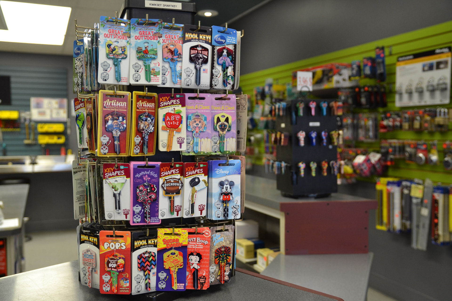 Présentoir de clés décoratives à couper en magasin