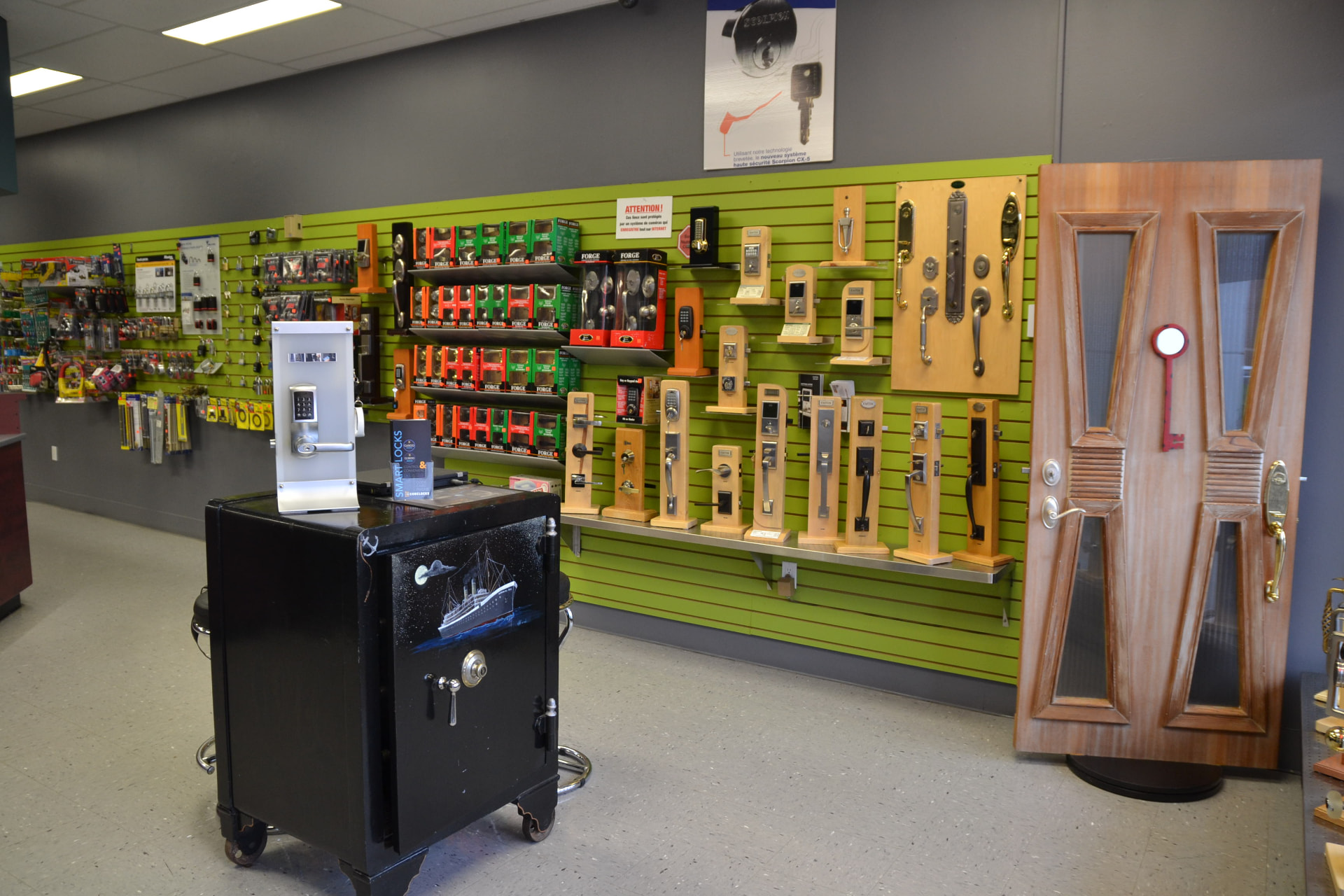 Salle de montre : poignées et serrures en magasin