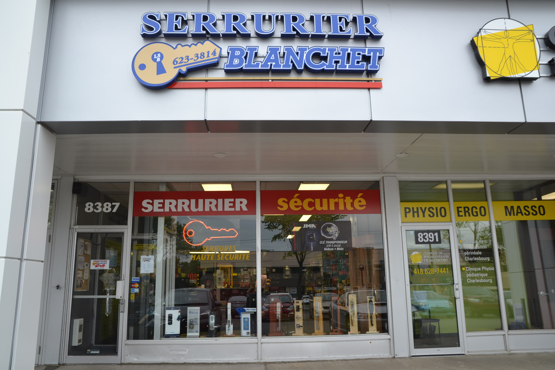 Devanture du magasin Serrurier Blanchet, boulevard Henri-Bourassa à Charlesbourg
