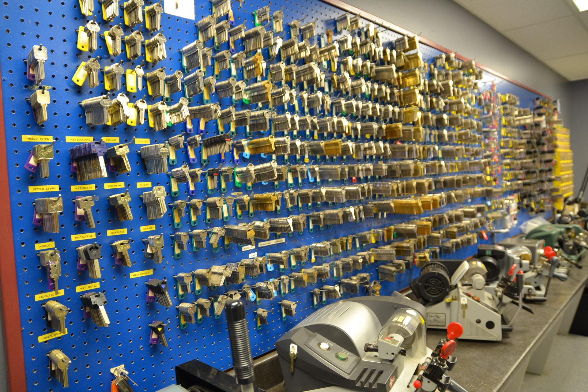 Mur de clés de l'atelier Serrurier Blanchet